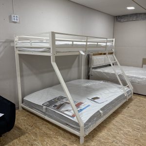 Emeletes ágy 90x200 140x200 korláttal és lépcsővel, ráccsal, fém, fehér