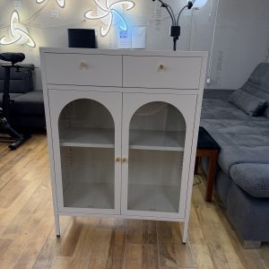 Familand fém tálalószekrény / komód 2 fiókkal – krém, üvegajtóval