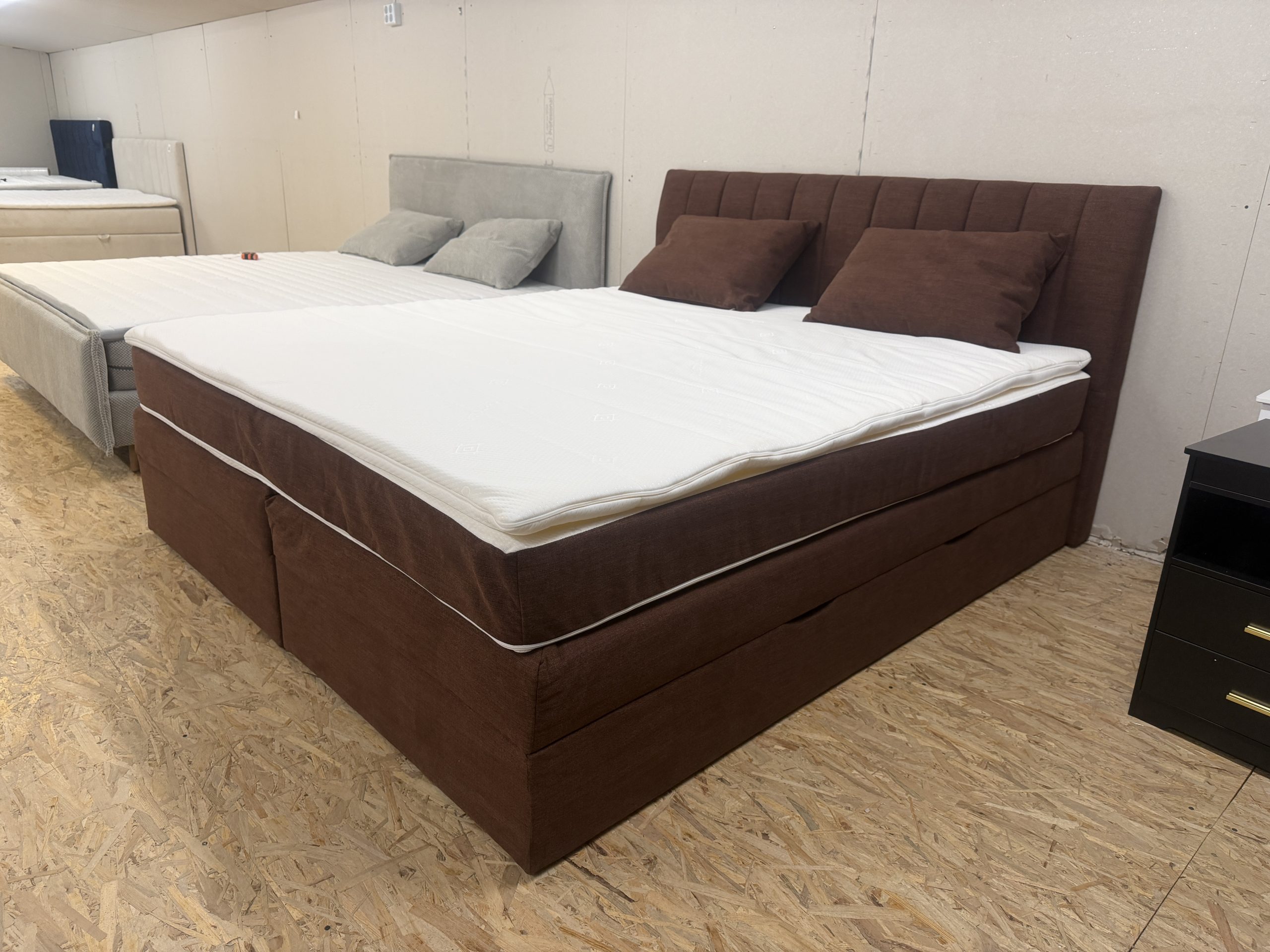 Shark boxspring ágy ágyneműtartóval és topperrel és két díszpárnával, barna színben, 180x200 cm (9582216984)