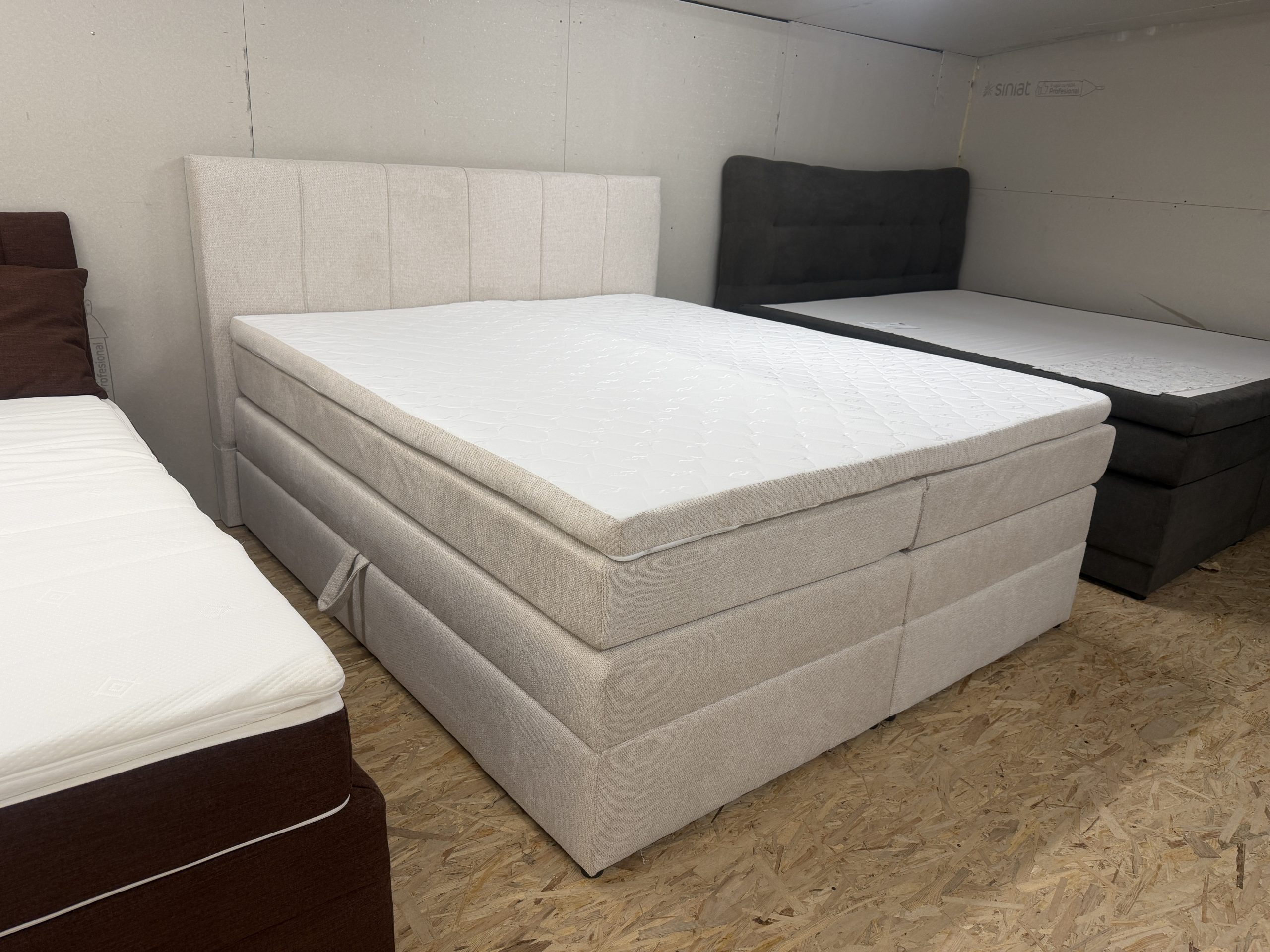Lauro Boxspring ágy bézs színben – 180×200 cm fekvőfelülettel, extra H4 keménységű matracokkal