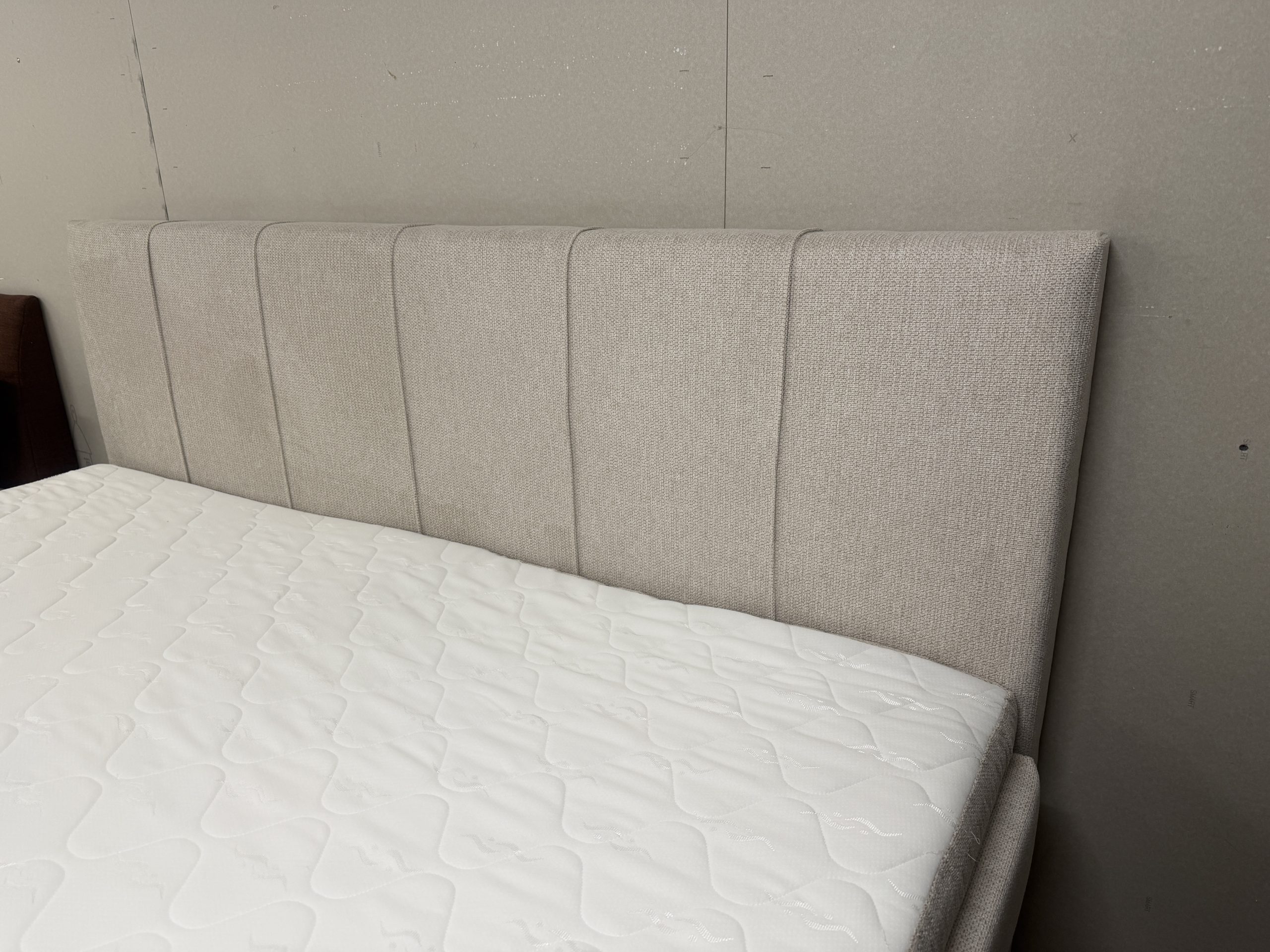 Lauro Boxspring ágy bézs színben – 180×200 cm fekvőfelülettel, extra H4 keménységű matracokkal - Image 4