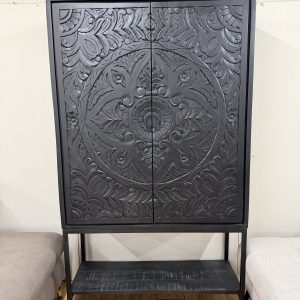 Norman vintage nappali szekrény – fekete, kézzel faragott fronttal – 110 × 190 × 45 cm (PHARAO)