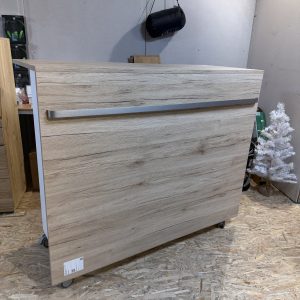 Twist mobil irodai pult – tölgy-fehér kivitelben, 135 × 113 × 55 cm (PHARAO)