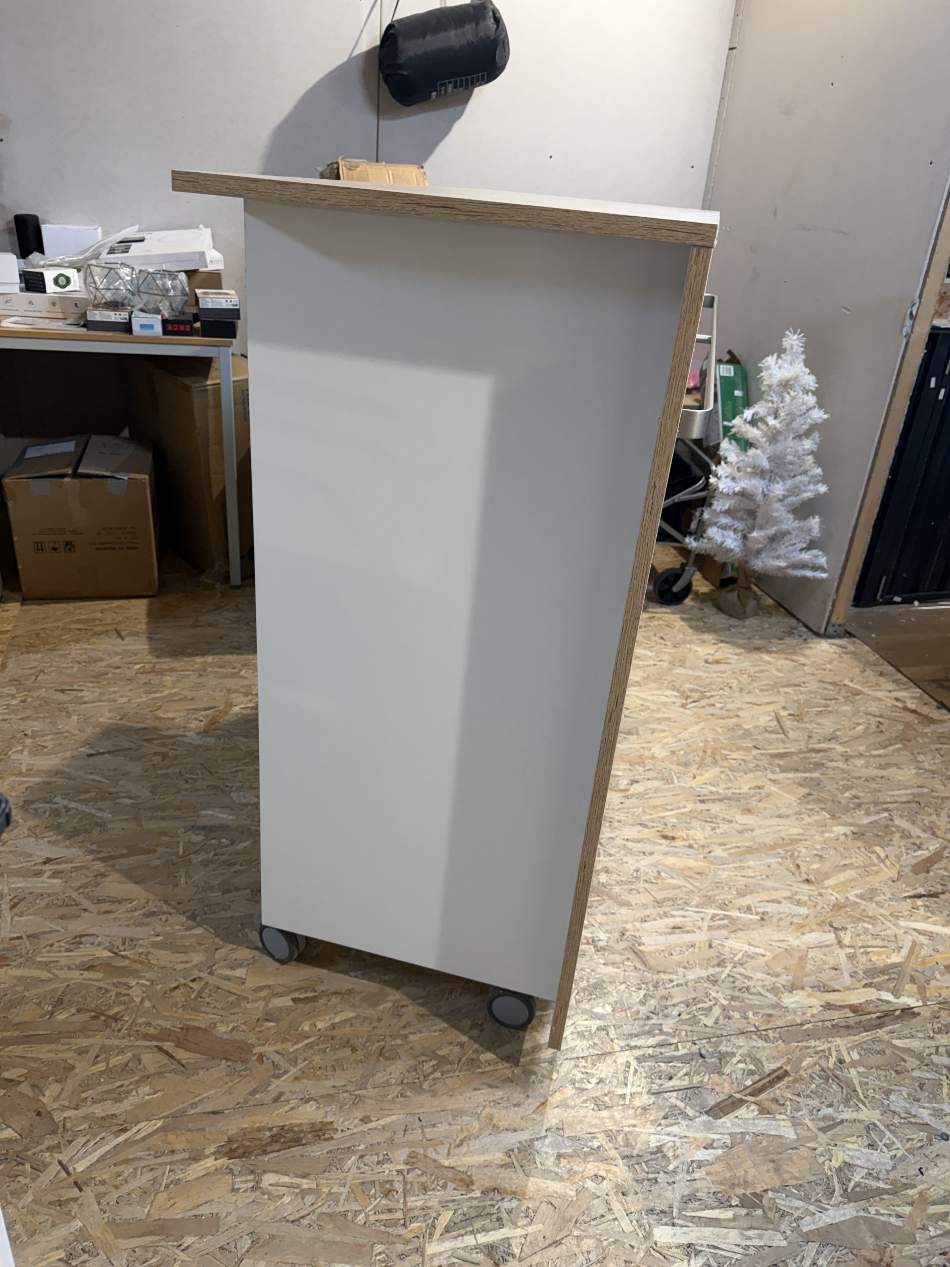 Twist mobil irodai pult – tölgy-fehér kivitelben, 135 × 113 × 55 cm (PHARAO) - Image 4