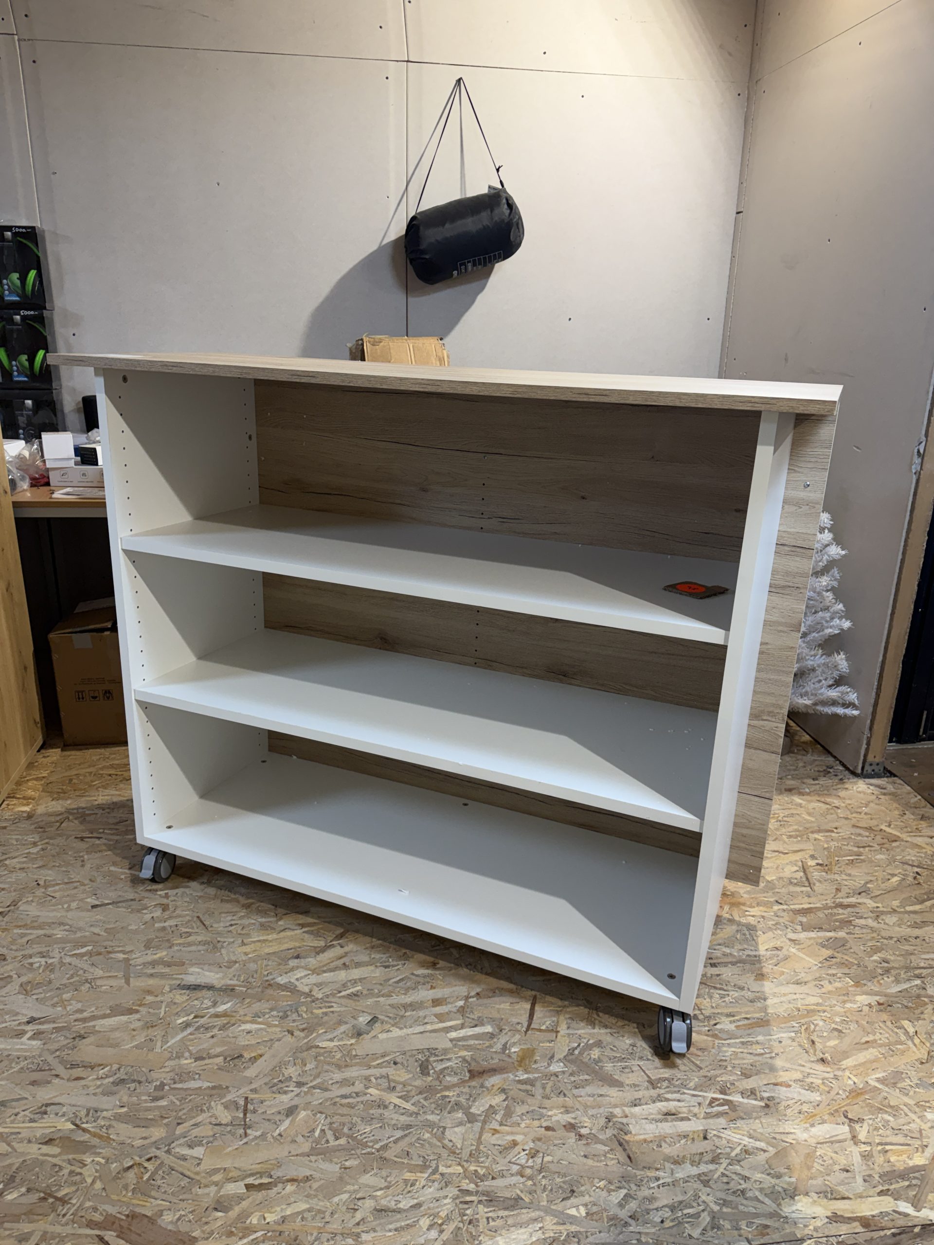 Twist mobil irodai pult – tölgy-fehér kivitelben, 135 × 113 × 55 cm (PHARAO) - Image 5