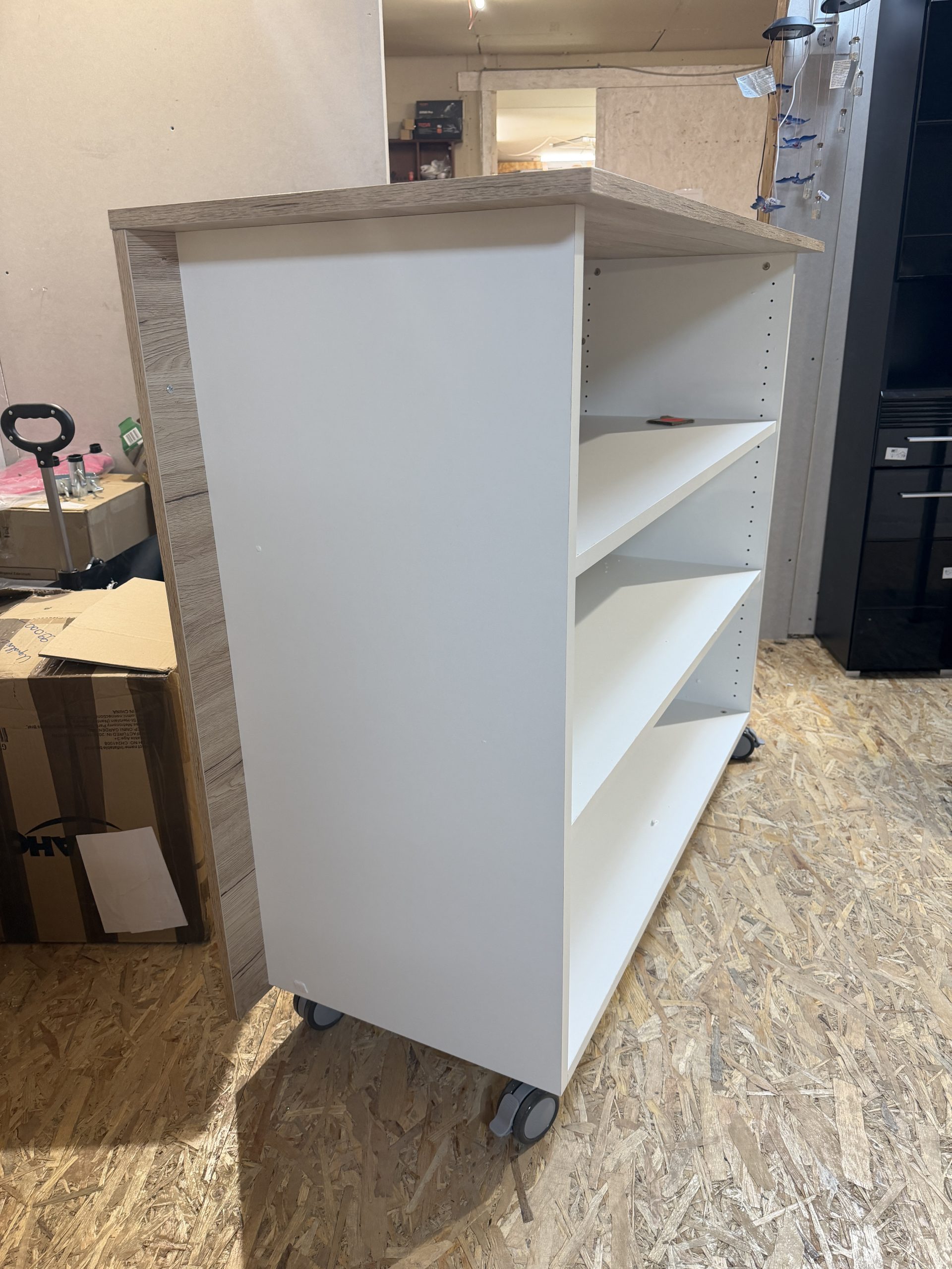 Twist mobil irodai pult – tölgy-fehér kivitelben, 135 × 113 × 55 cm (PHARAO) - Image 6