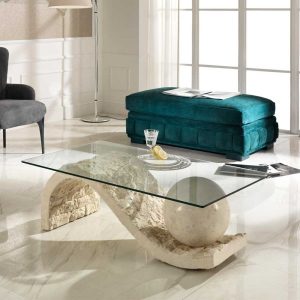 Svilia modern dohányzóasztal krémfehér kő S-lábbal és üveglappal – 120 × 37 × 70 cm (PHARAO)