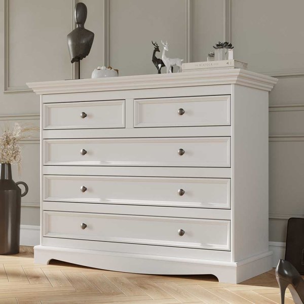 Vomano vidéki stílusú fehér komód – tömör fenyőből, 5 fiókkal, 112 × 88 × 45 cm (PHARAO)