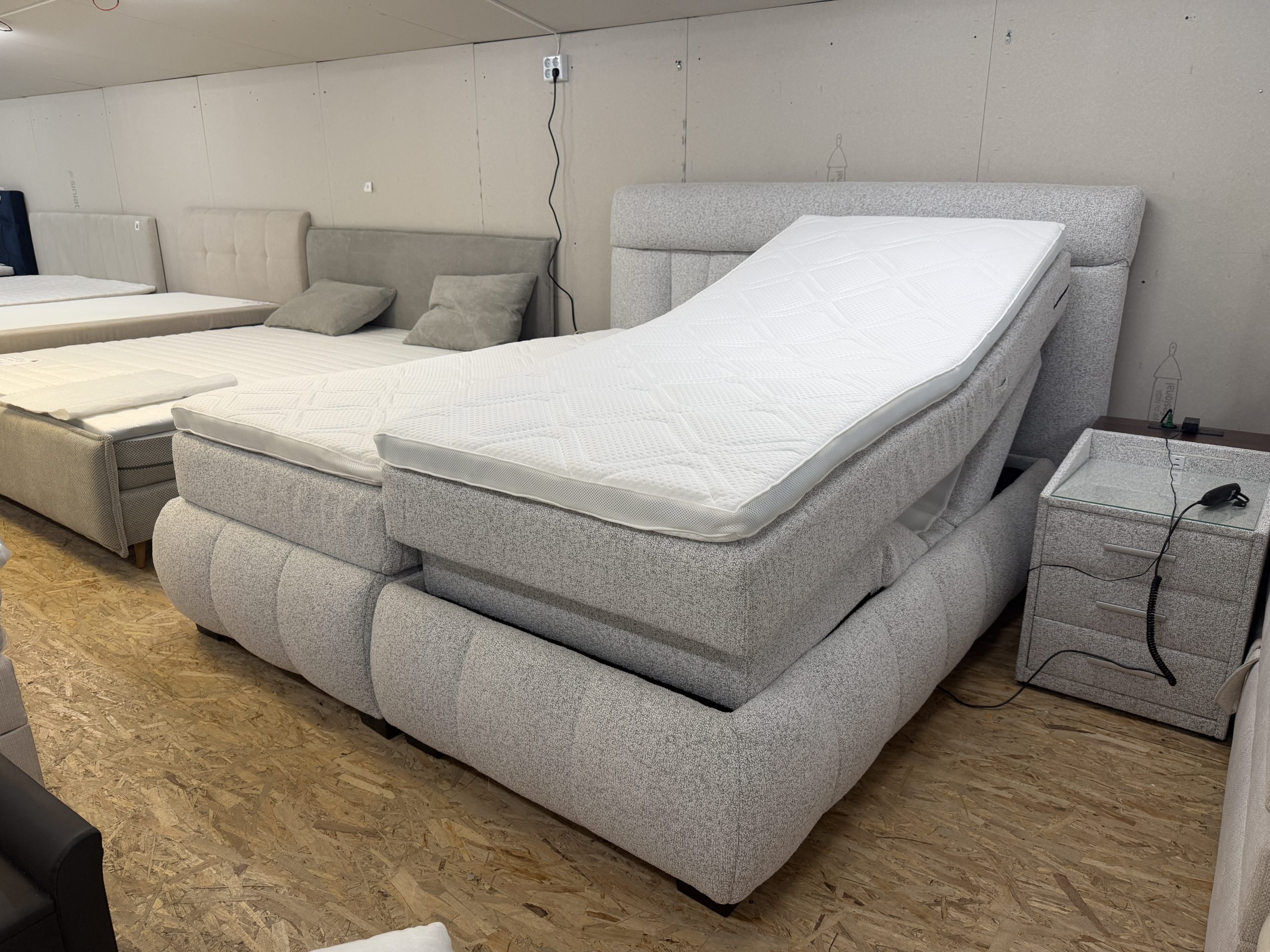 MP-12, 1 motoros boxspring ágy világosszürke buklé kárpittal, kétoldalas matracokkal és LED-es éjjeliszekrénnyel – 180 × 200 cm - Image 2