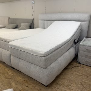 MP-12, 1 motoros boxspring ágy világosszürke buklé kárpittal, kétoldalas matracokkal és LED-es éjjeliszekrénnyel – 180 × 200 cm