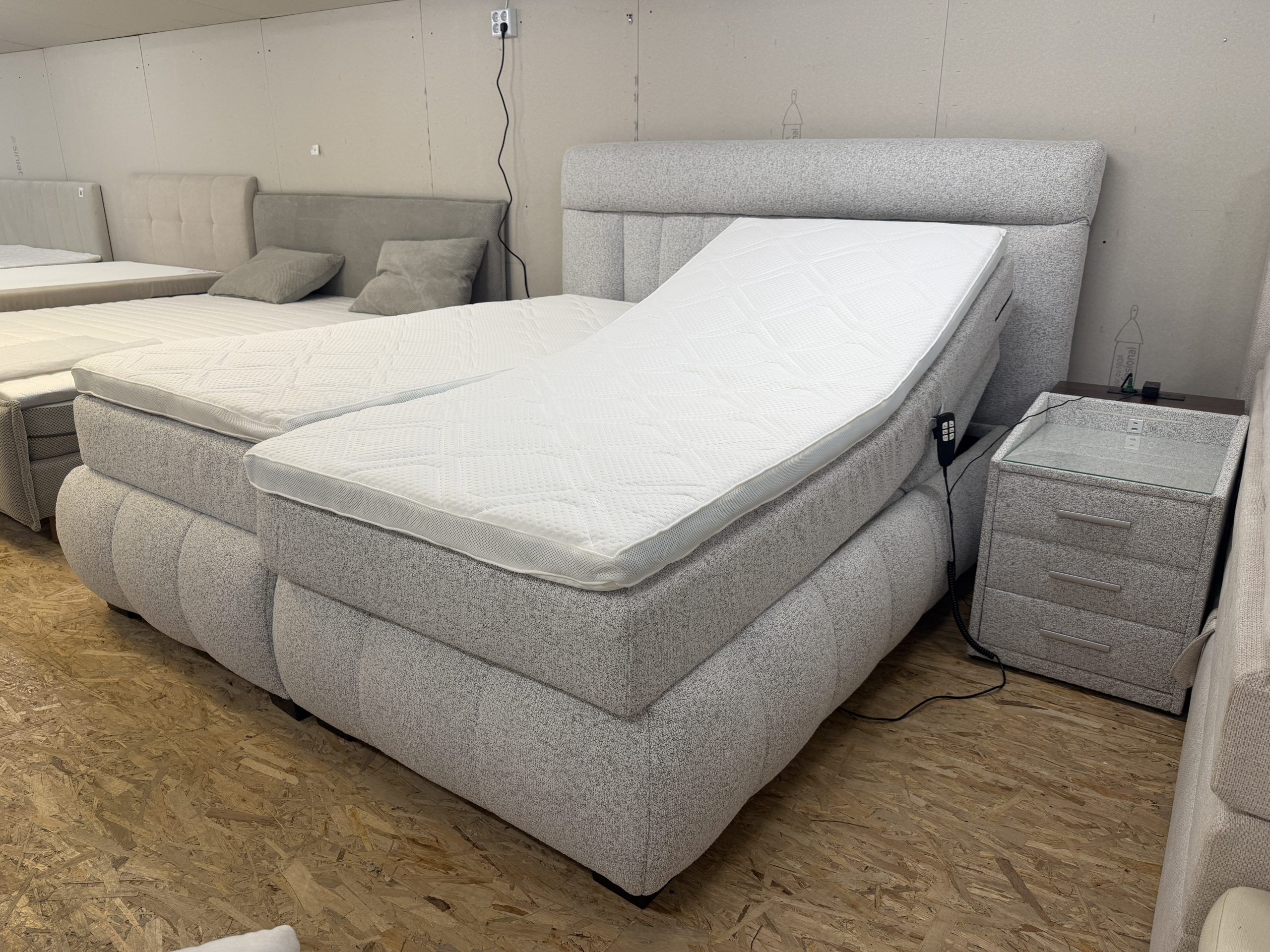 MP-12, 1 motoros boxspring ágy világosszürke buklé kárpittal, kétoldalas matracokkal és LED-es éjjeliszekrénnyel – 180 × 200 cm