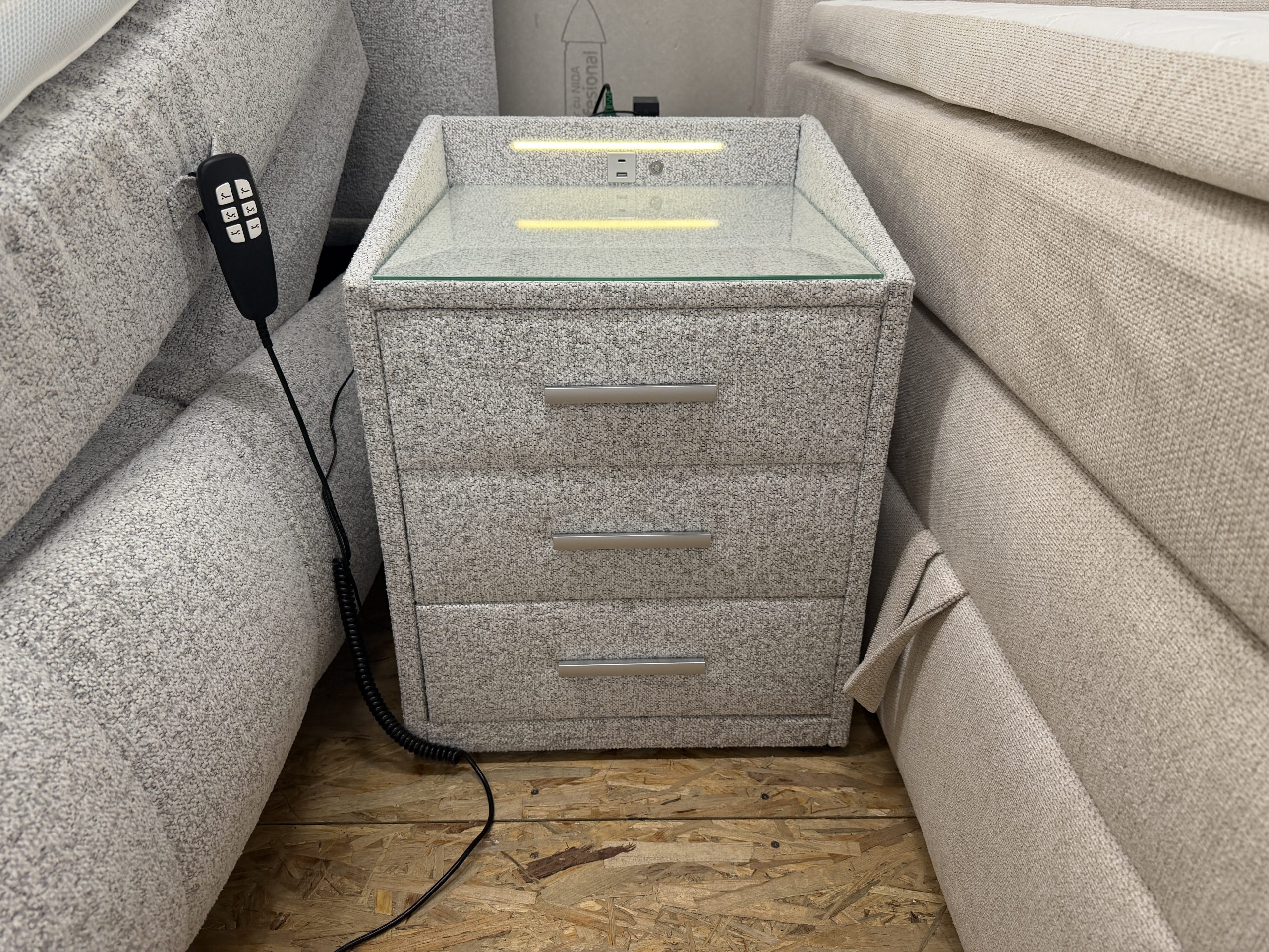 MP-12, 1 motoros boxspring ágy világosszürke buklé kárpittal, kétoldalas matracokkal és LED-es éjjeliszekrénnyel – 180 × 200 cm - Image 11