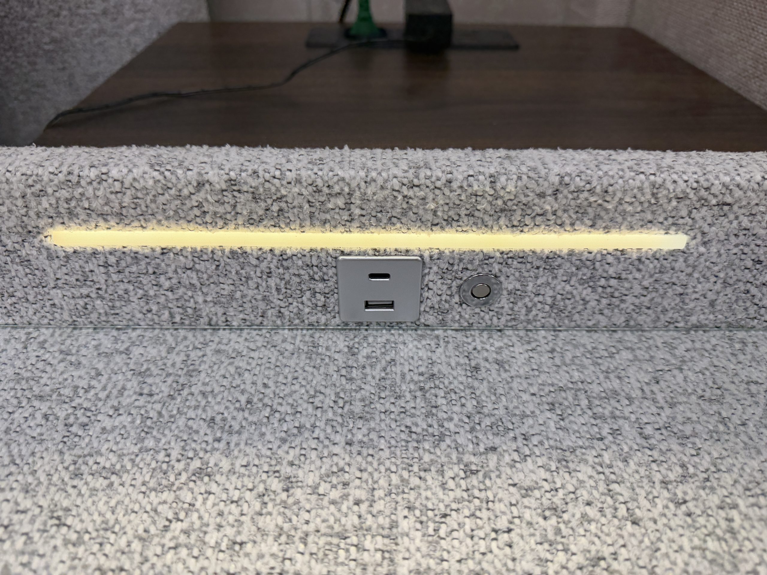 MP-12, 1 motoros boxspring ágy világosszürke buklé kárpittal, kétoldalas matracokkal és LED-es éjjeliszekrénnyel – 180 × 200 cm - Image 12