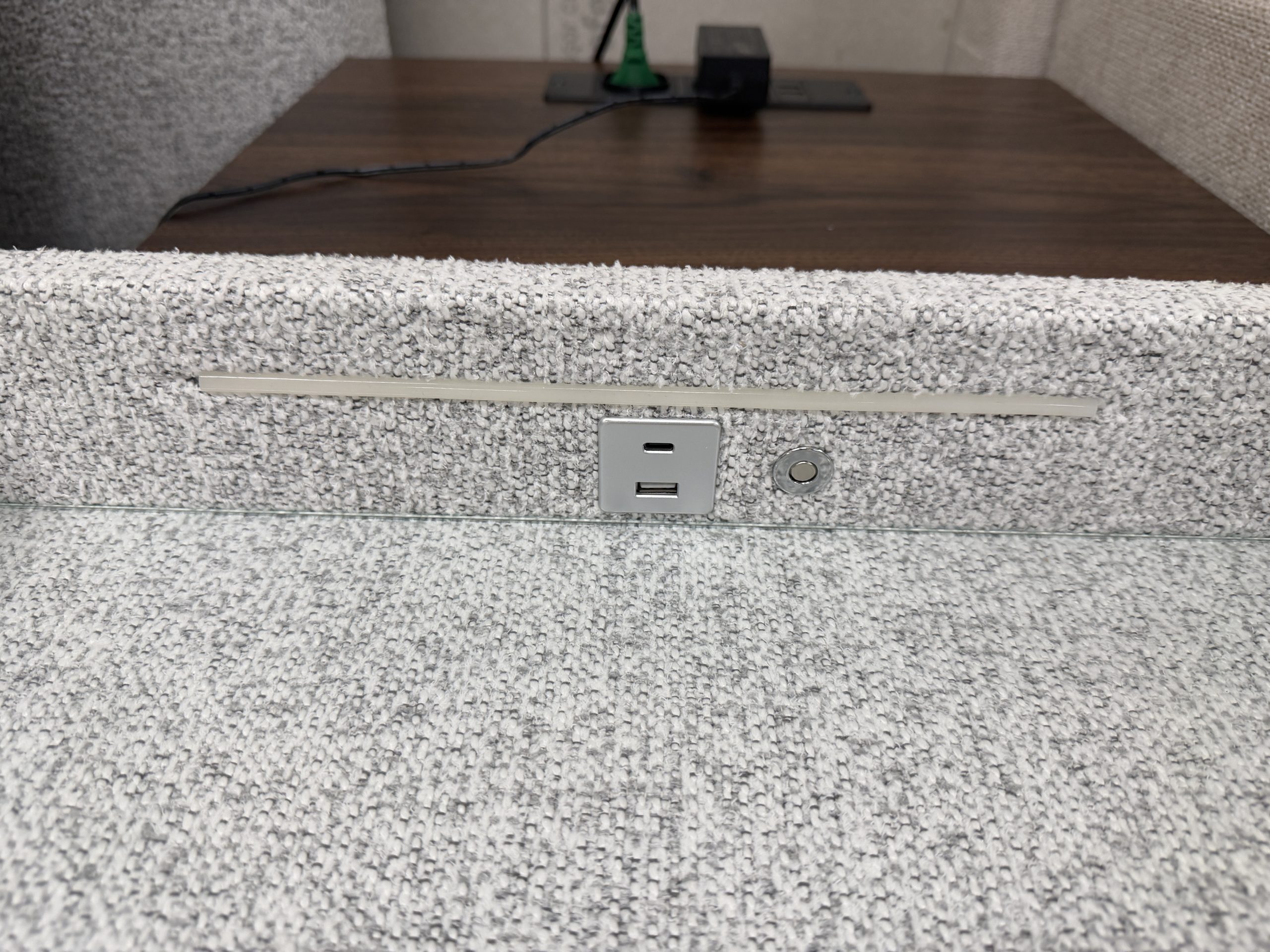MP-12, 1 motoros boxspring ágy világosszürke buklé kárpittal, kétoldalas matracokkal és LED-es éjjeliszekrénnyel – 180 × 200 cm - Image 13