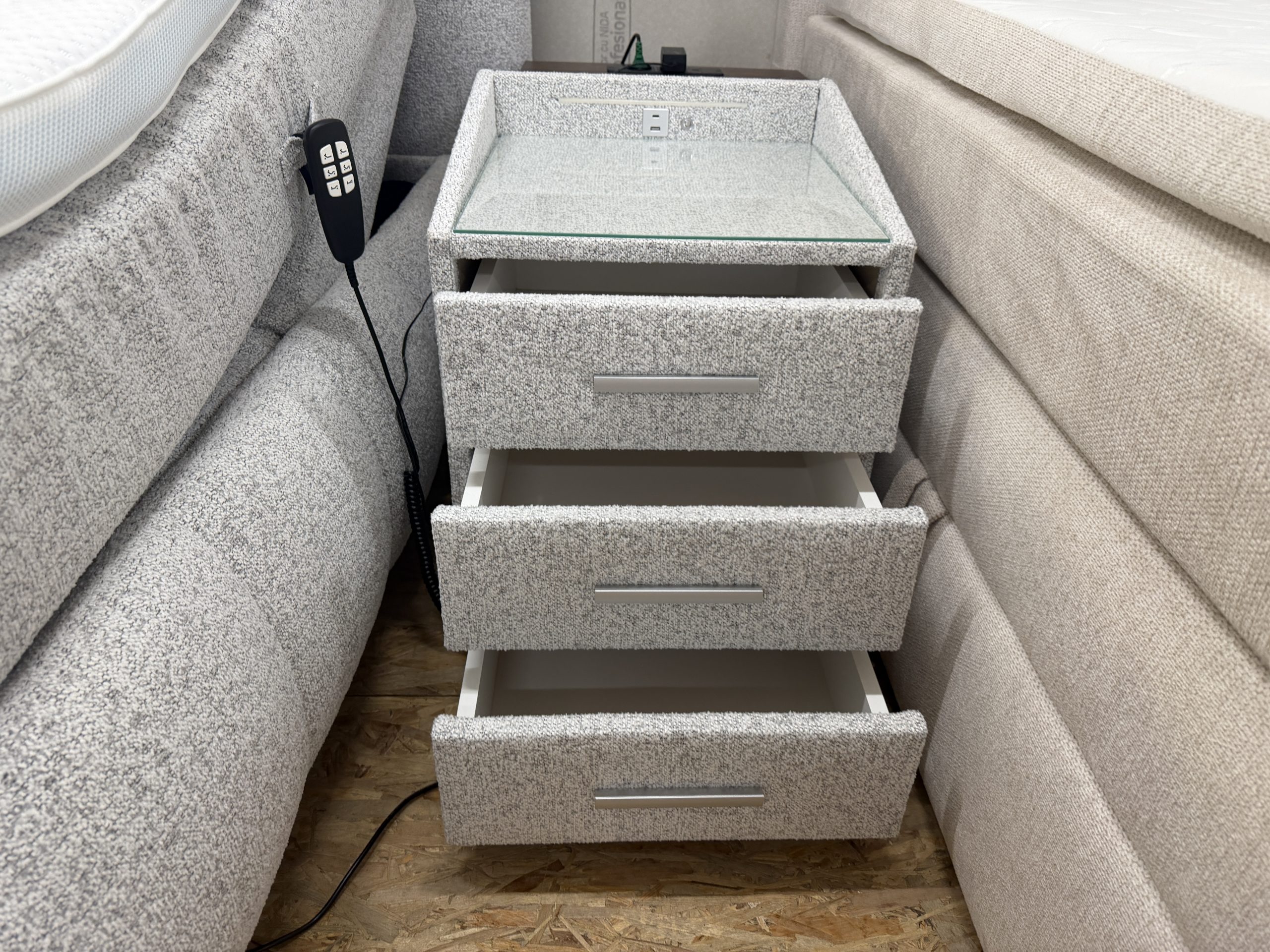 MP-12, 1 motoros boxspring ágy világosszürke buklé kárpittal, kétoldalas matracokkal és LED-es éjjeliszekrénnyel – 180 × 200 cm - Image 14