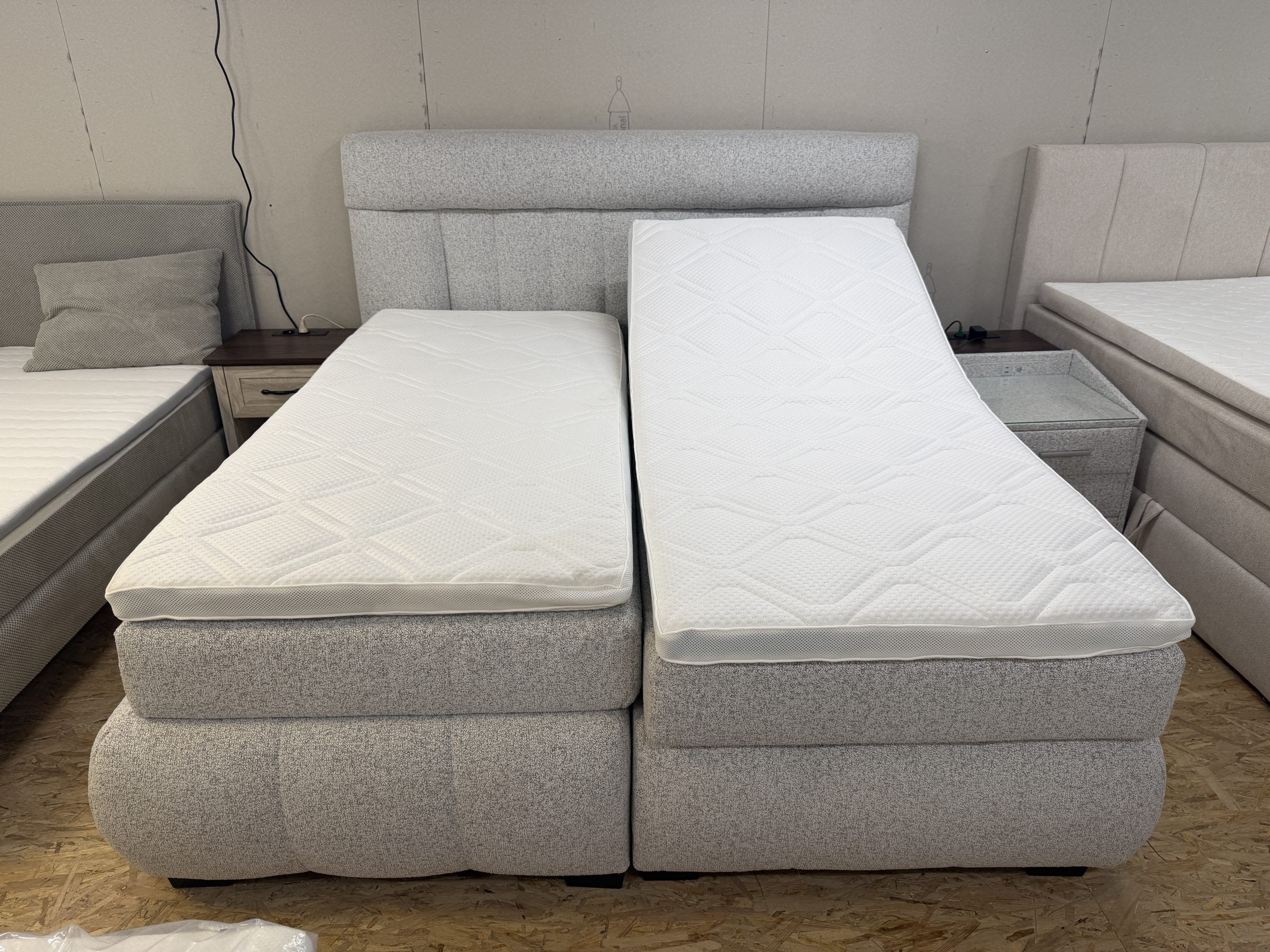 MP-12, 1 motoros boxspring ágy világosszürke buklé kárpittal, kétoldalas matracokkal és LED-es éjjeliszekrénnyel – 180 × 200 cm - Image 3