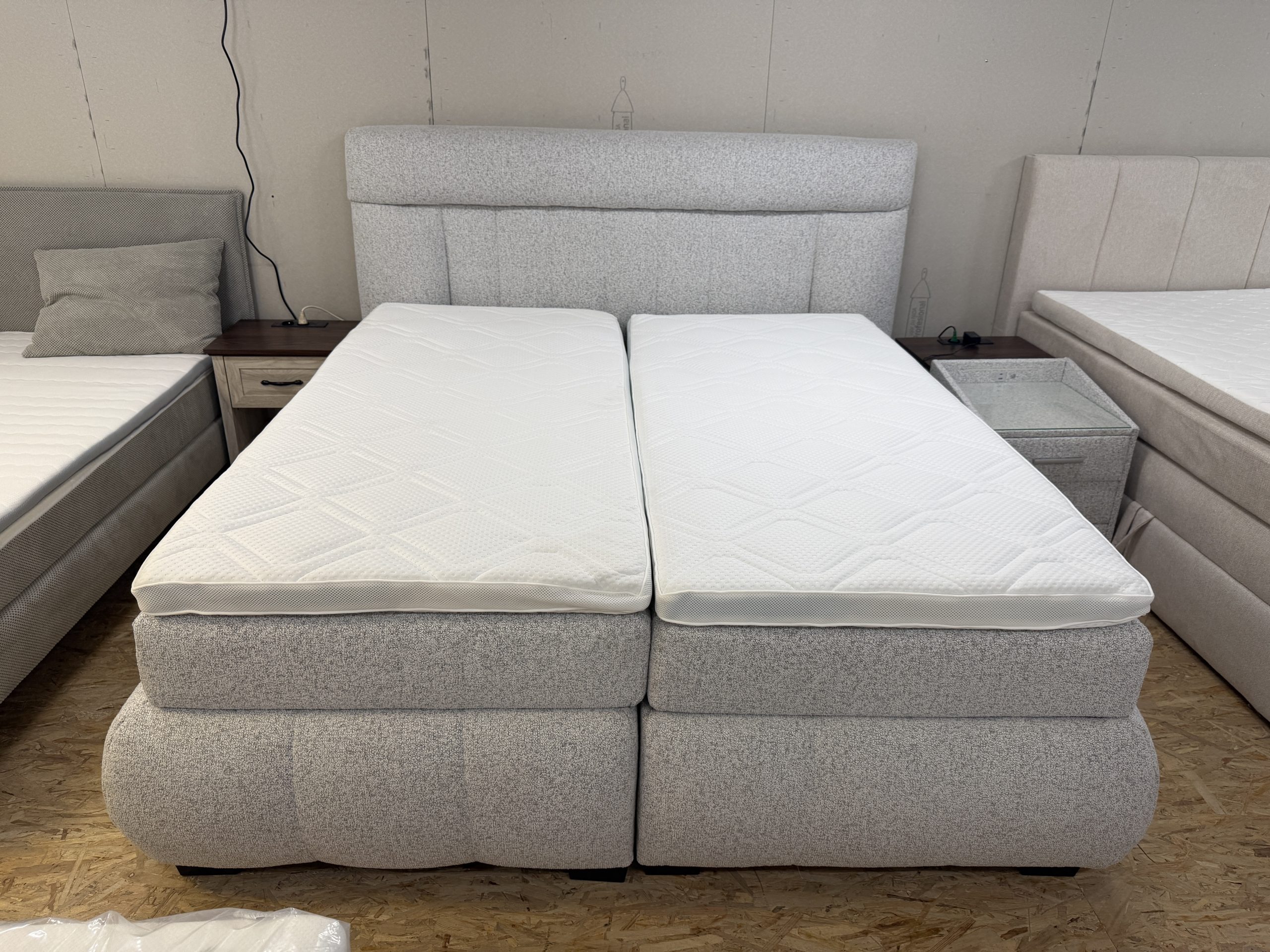 MP-12, 1 motoros boxspring ágy világosszürke buklé kárpittal, kétoldalas matracokkal és LED-es éjjeliszekrénnyel – 180 × 200 cm - Image 4