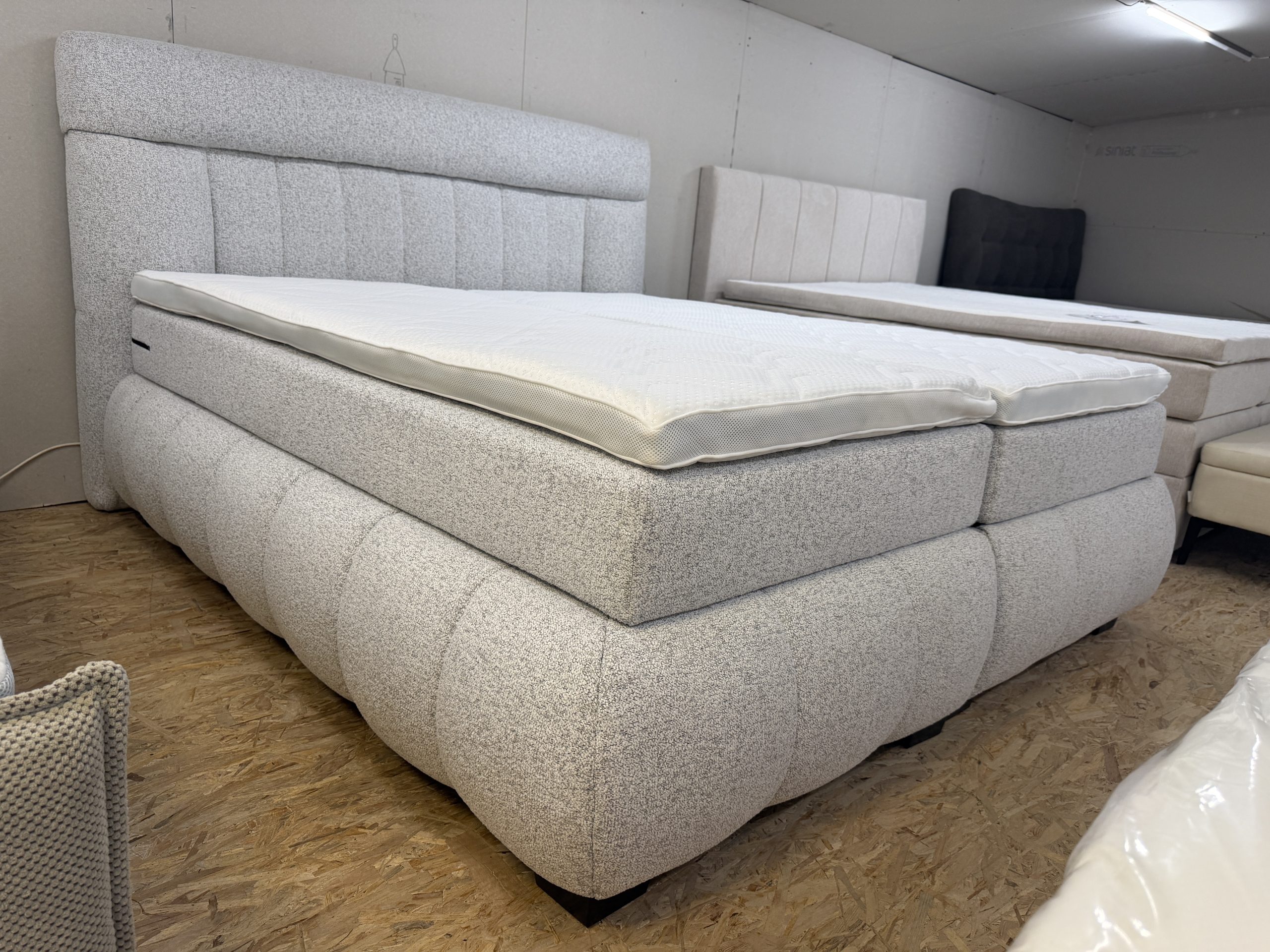 MP-12, 1 motoros boxspring ágy világosszürke buklé kárpittal, kétoldalas matracokkal és LED-es éjjeliszekrénnyel – 180 × 200 cm - Image 5