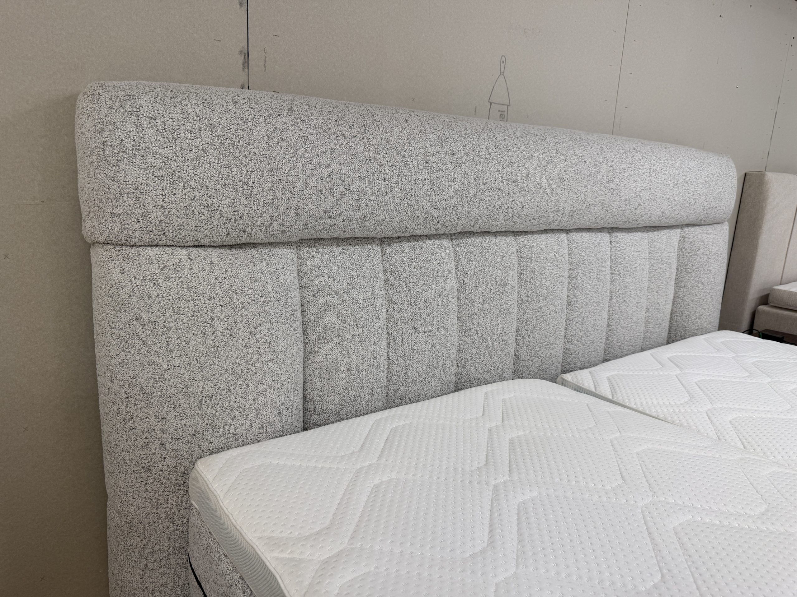 MP-12, 1 motoros boxspring ágy világosszürke buklé kárpittal, kétoldalas matracokkal és LED-es éjjeliszekrénnyel – 180 × 200 cm - Image 6
