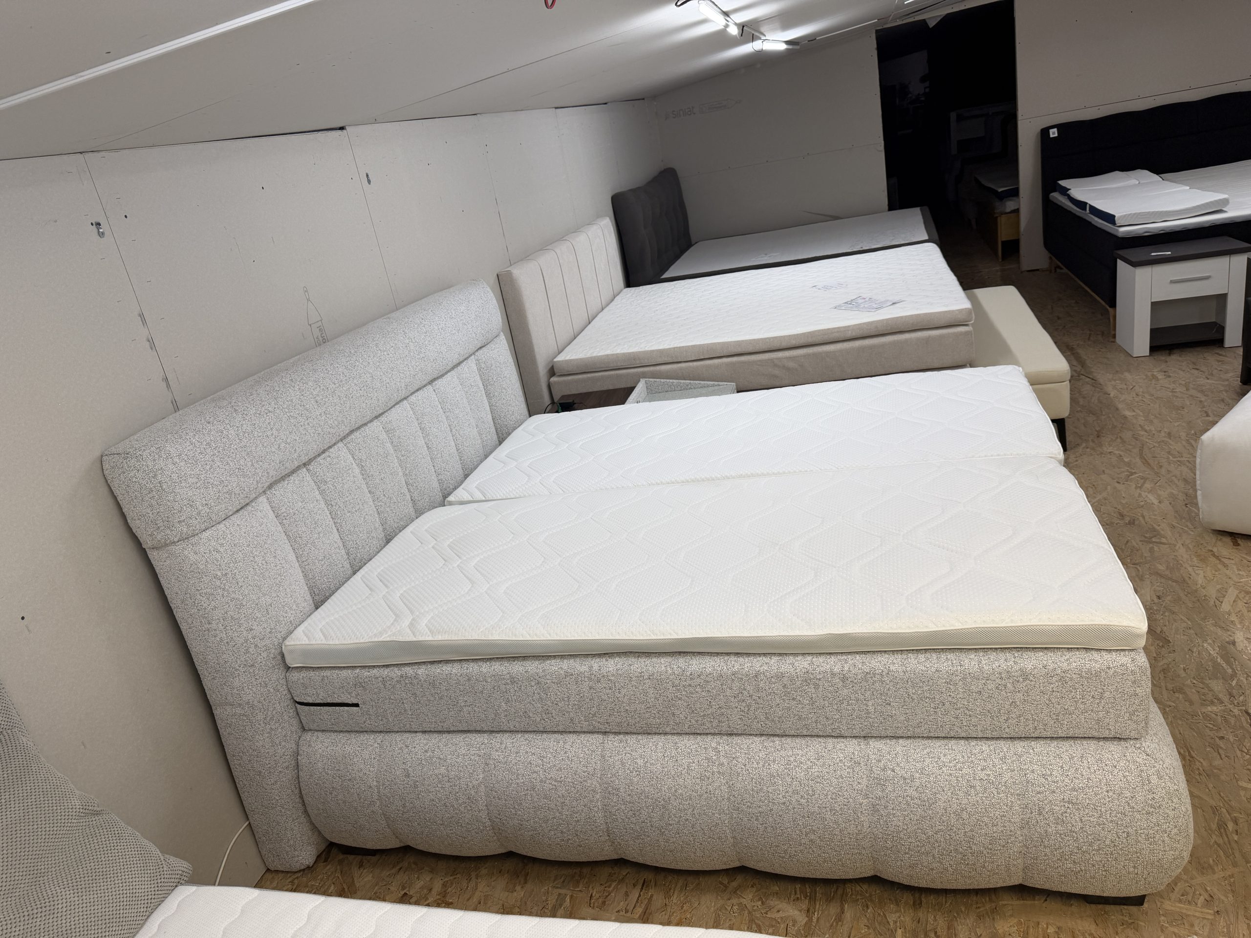 MP-12, 1 motoros boxspring ágy világosszürke buklé kárpittal, kétoldalas matracokkal és LED-es éjjeliszekrénnyel – 180 × 200 cm - Image 7