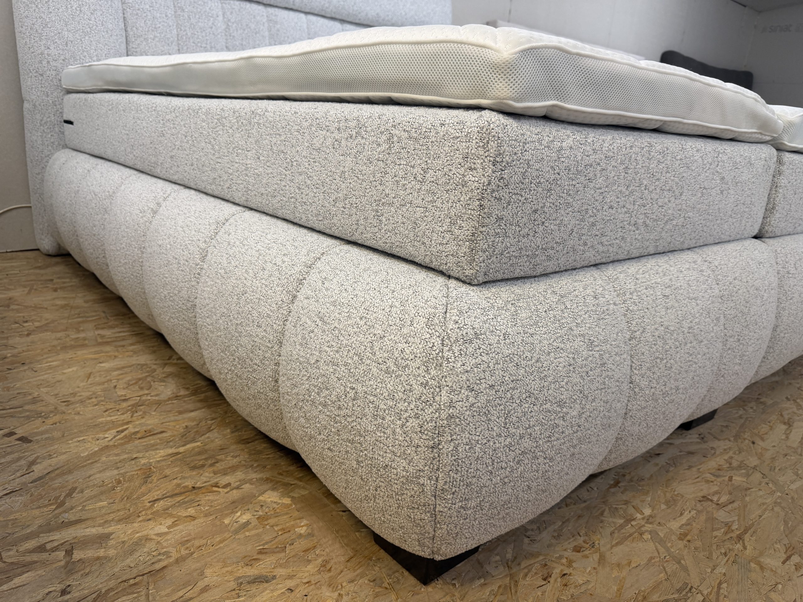 MP-12, 1 motoros boxspring ágy világosszürke buklé kárpittal, kétoldalas matracokkal és LED-es éjjeliszekrénnyel – 180 × 200 cm - Image 8