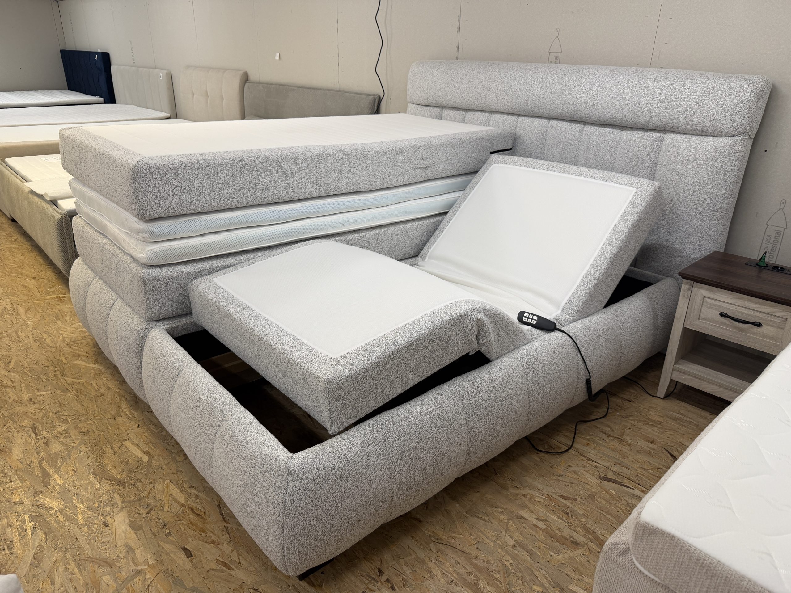 MP-12, 1 motoros boxspring ágy világosszürke buklé kárpittal, kétoldalas matracokkal és LED-es éjjeliszekrénnyel – 180 × 200 cm - Image 10