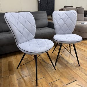 Mayla modern étkezőszék acélkék színben, fekete fém lábakkal – 49 × 90 × 61 cm, 120 kg teherbírással