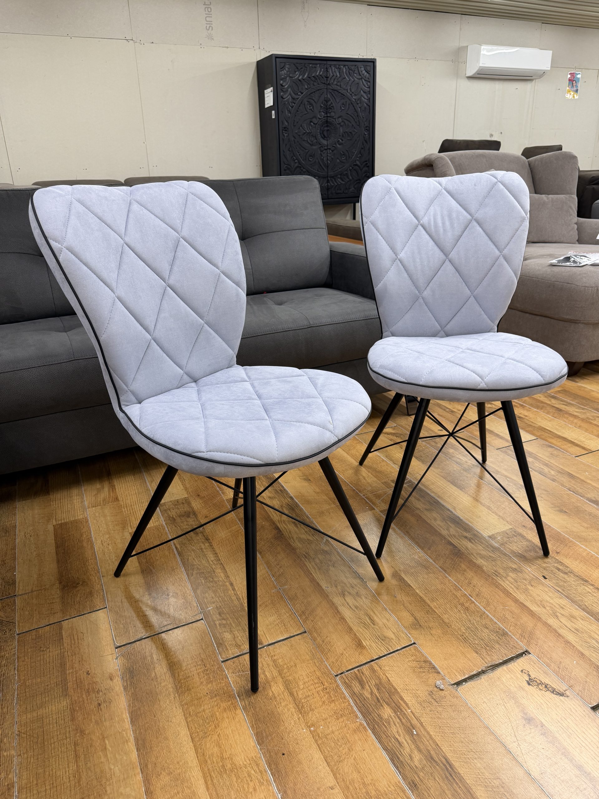 Mayla modern étkezőszék acélkék színben, fekete fém lábakkal – 49 × 90 × 61 cm, 120 kg teherbírással