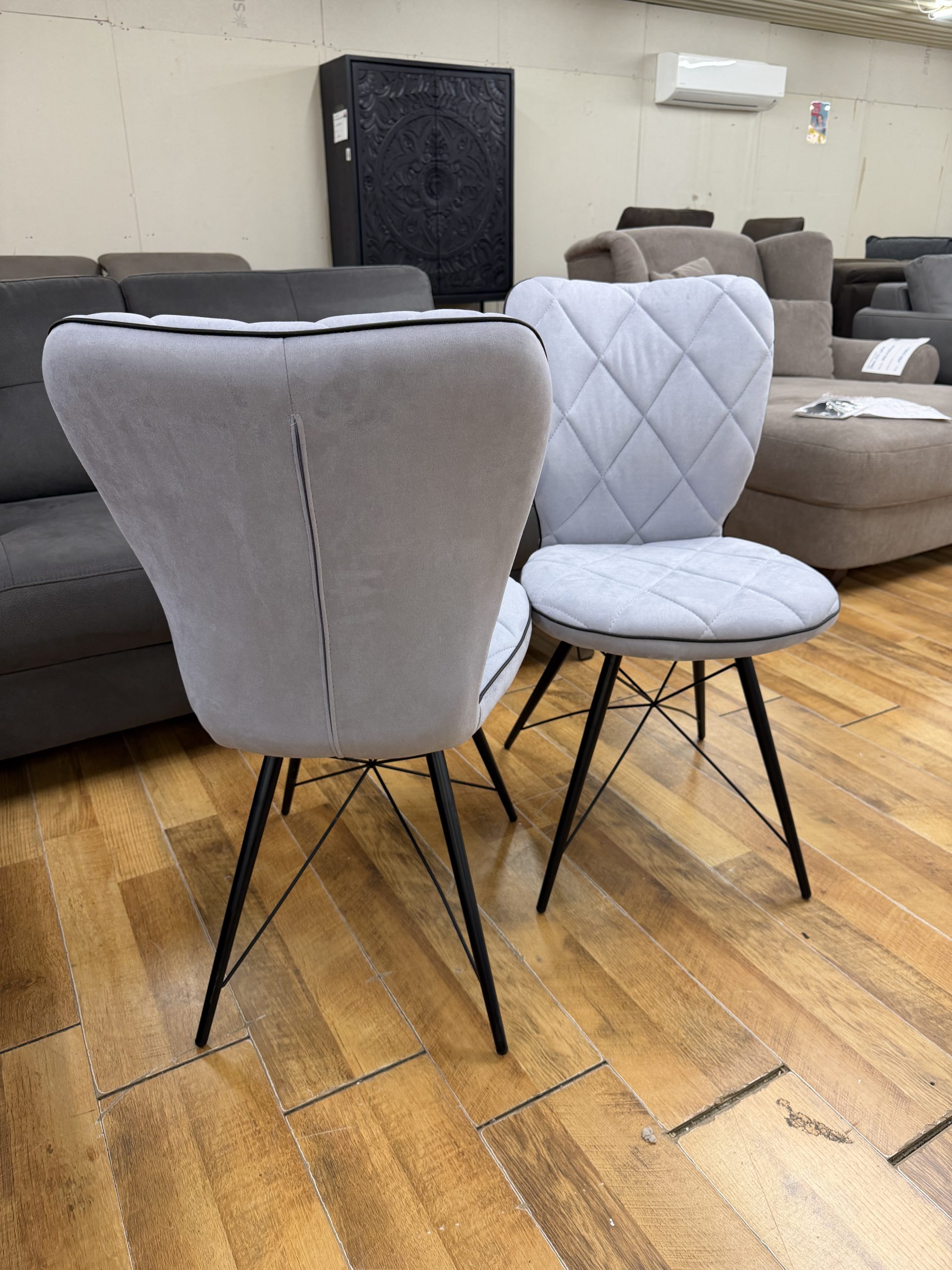 Mayla modern étkezőszék acélkék színben, fekete fém lábakkal – 49 × 90 × 61 cm, 120 kg teherbírással - Image 4