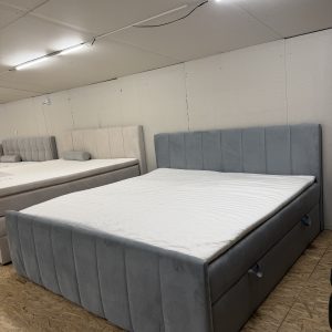 NOEL box ágy világosszürke színben, H4 multipocket táskarugós matraccal, kókuszréteggel, topperrel és dupla ágyneműtartóval – 200 × 200 cm – kb. 125 kg/oldal