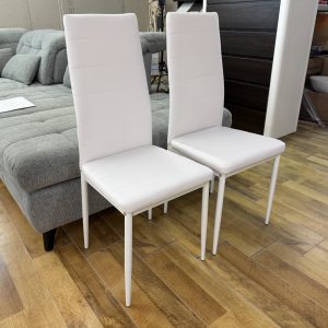 MAYFAIR STYLE modern étkezőszék – fehér műbőr kárpittal, magas steppelt háttámlával és fehér fém lábakkal, 97 cm