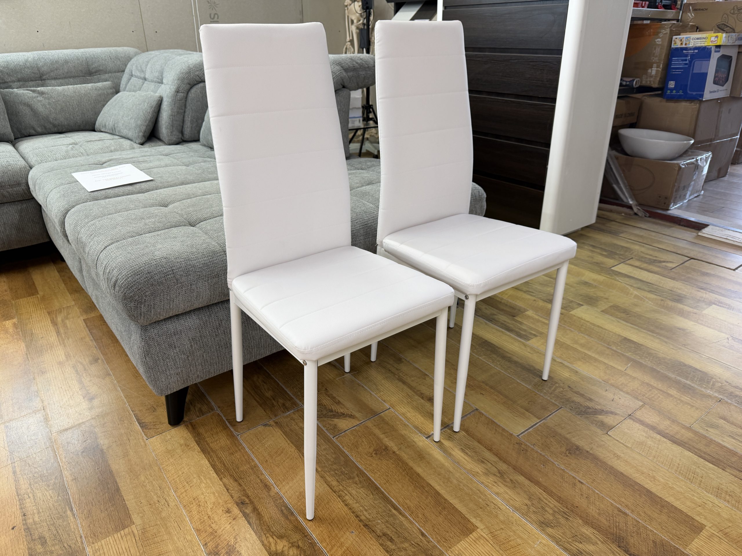 MAYFAIR STYLE modern étkezőszék – fehér műbőr kárpittal, magas steppelt háttámlával és fehér fém lábakkal, 97 cm
