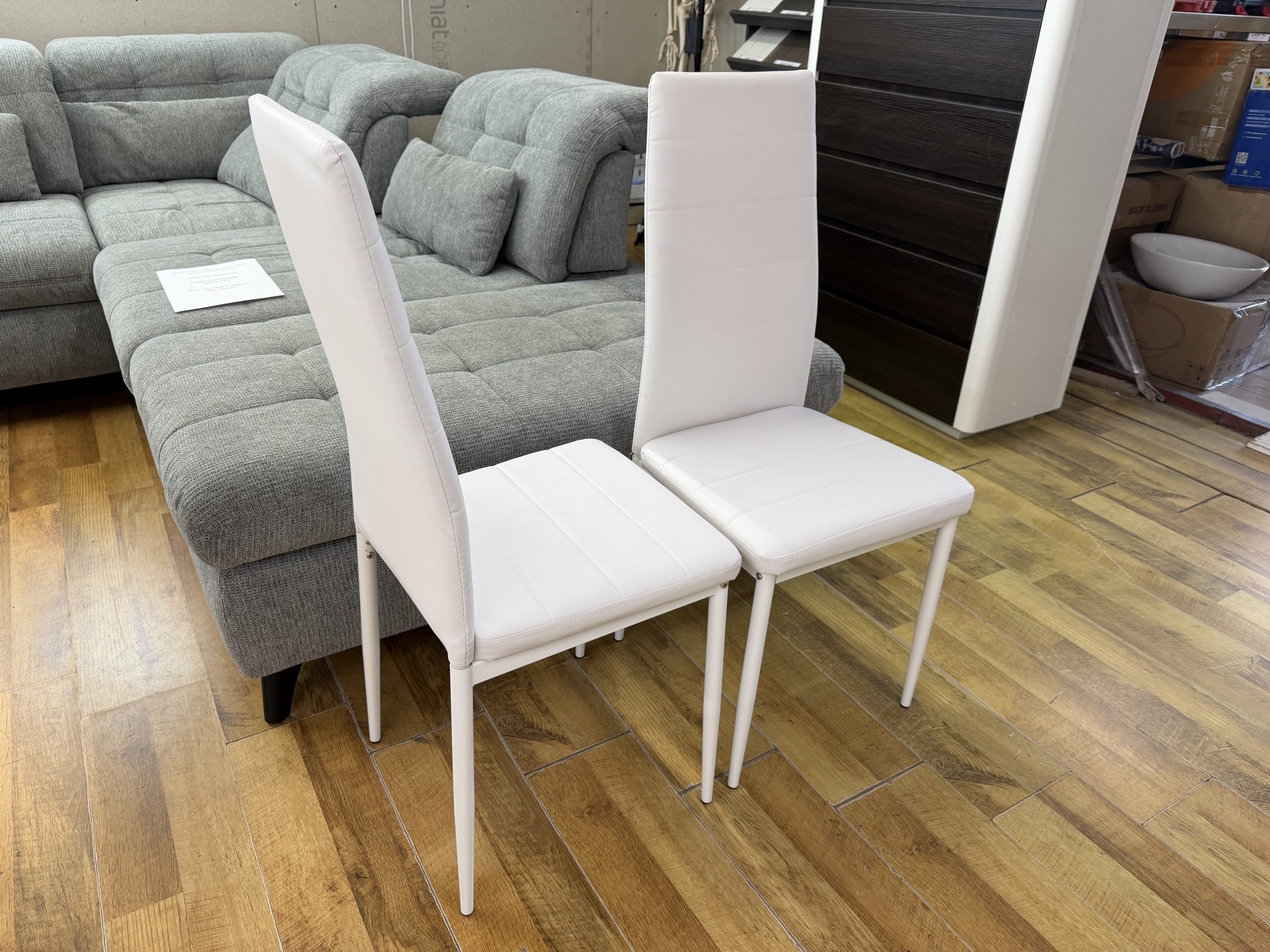 MAYFAIR STYLE modern étkezőszék – fehér műbőr kárpittal, magas steppelt háttámlával és fehér fém lábakkal, 97 cm - Image 2