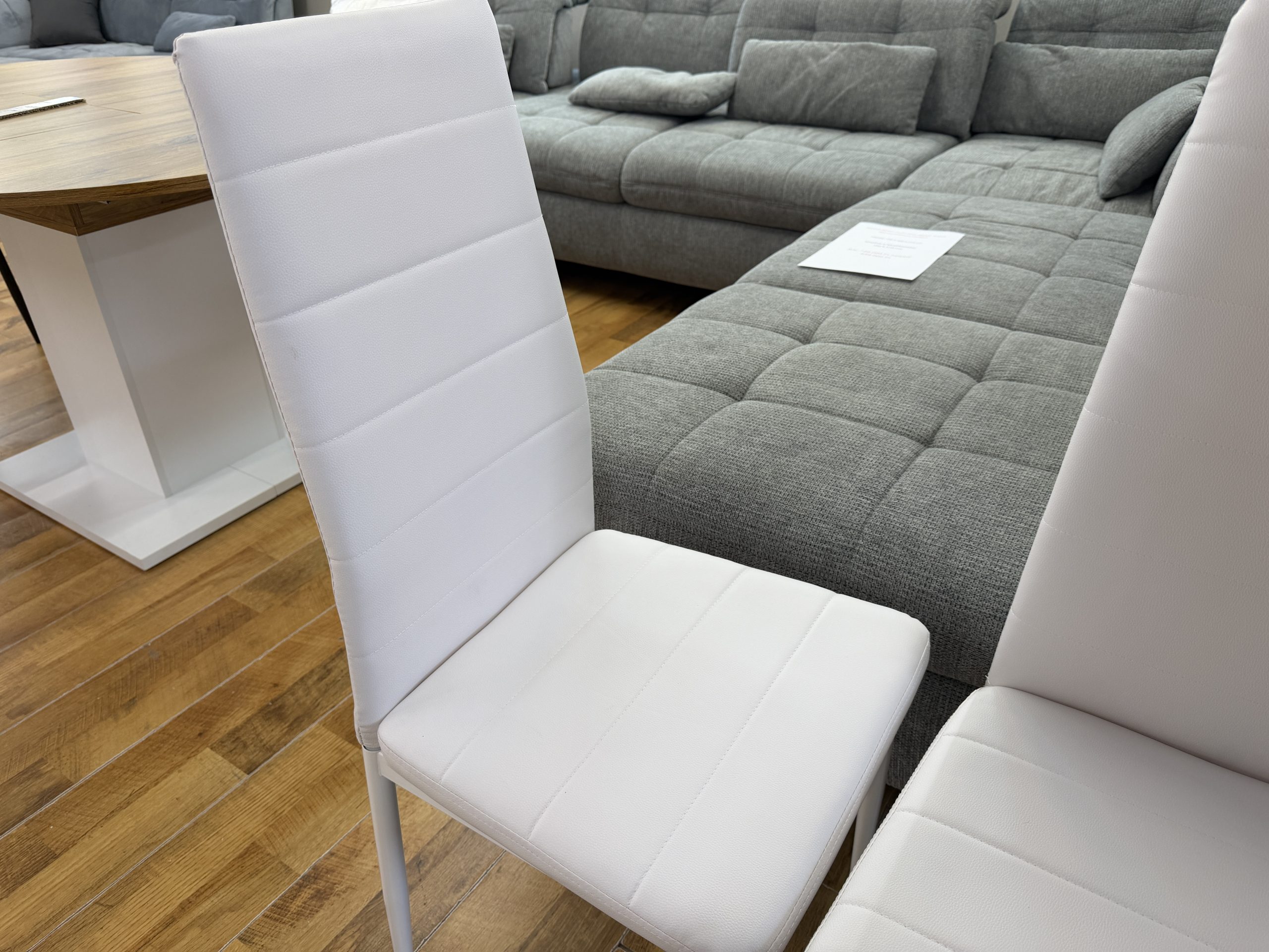 MAYFAIR STYLE modern étkezőszék – fehér műbőr kárpittal, magas steppelt háttámlával és fehér fém lábakkal, 97 cm - Image 4