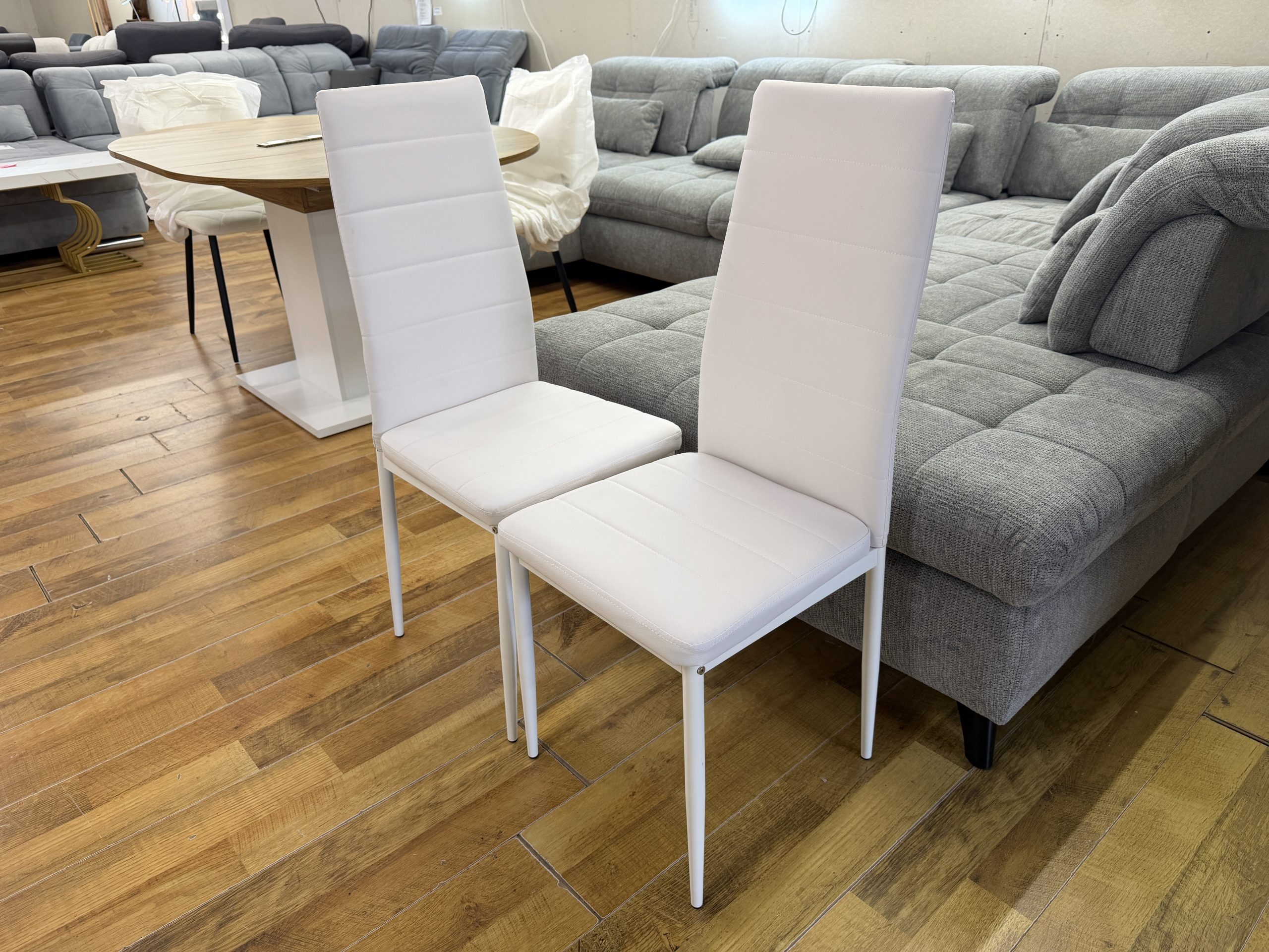 MAYFAIR STYLE modern étkezőszék – fehér műbőr kárpittal, magas steppelt háttámlával és fehér fém lábakkal, 97 cm - Image 3